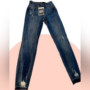 NWT- Women’s New York and Company Mya Curvy sculpting skinny jeans